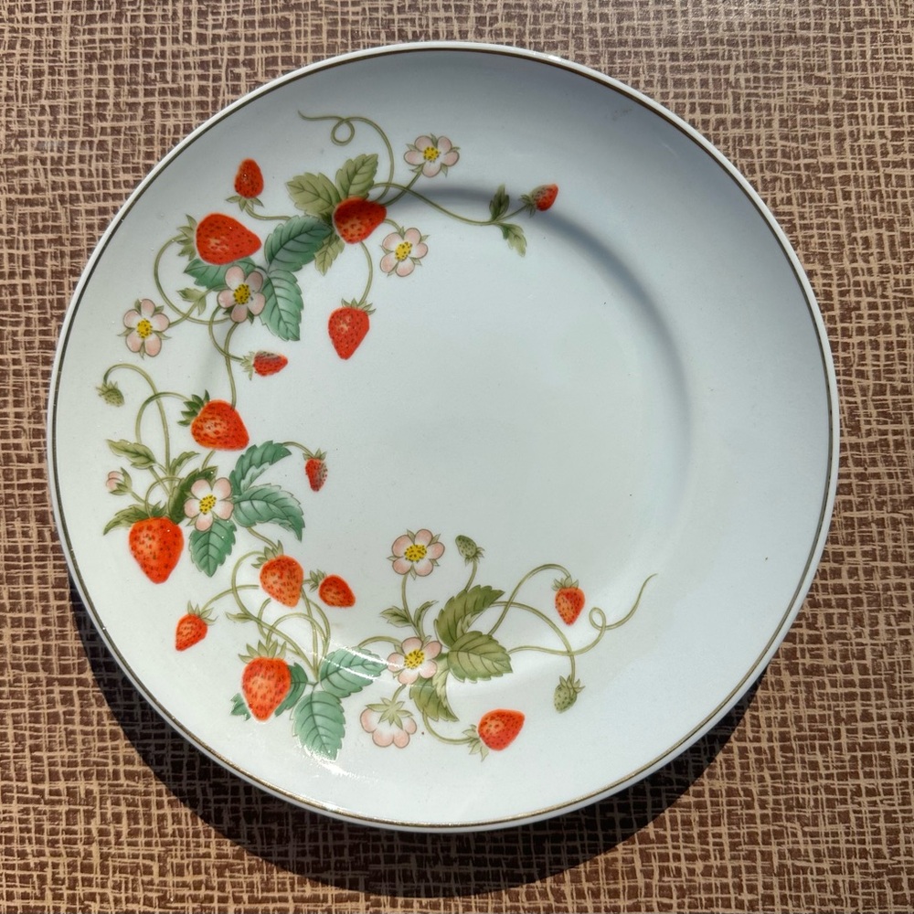Avon strawberry plate 1978